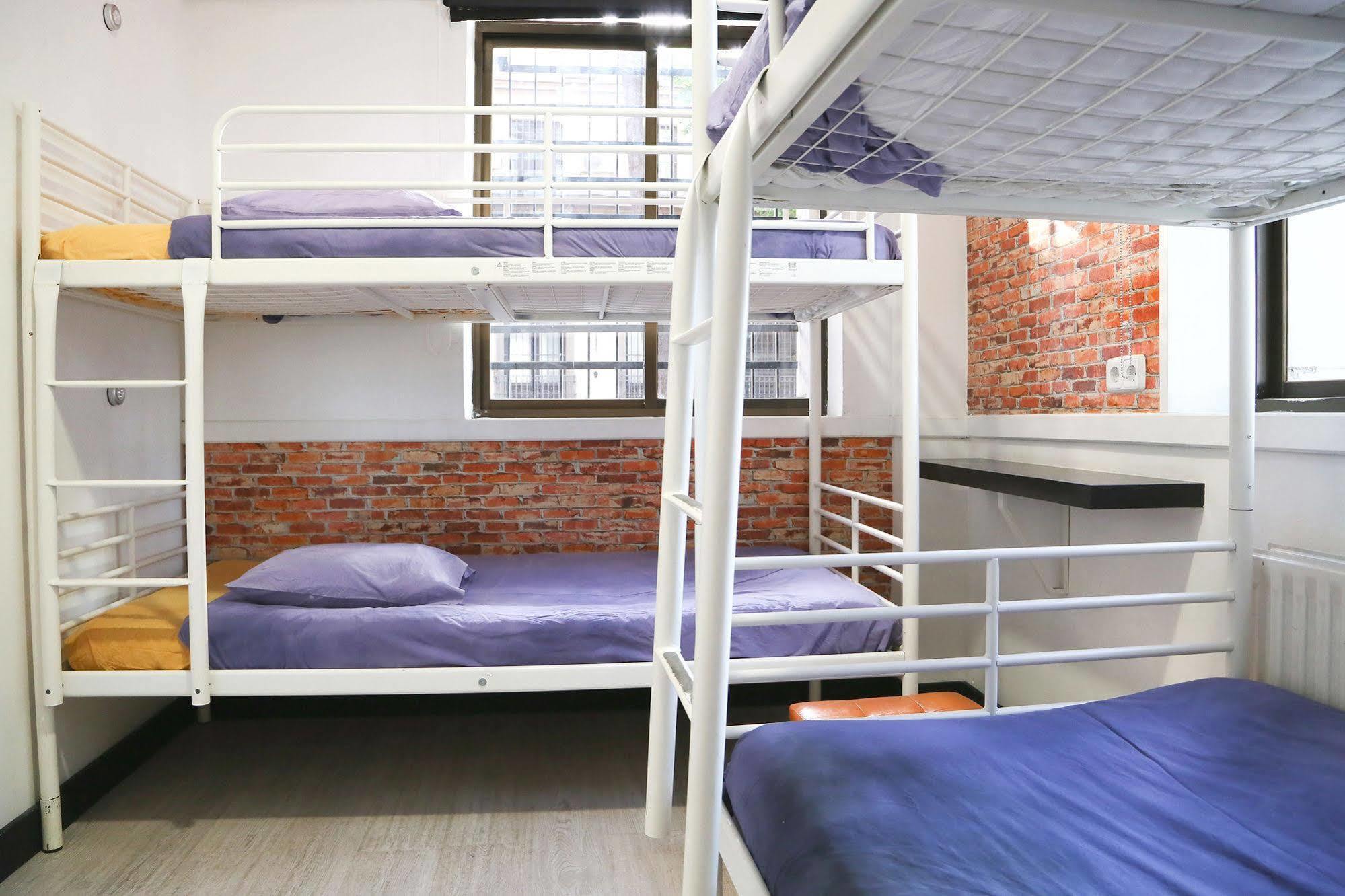 Meetingpoint Hostal *
